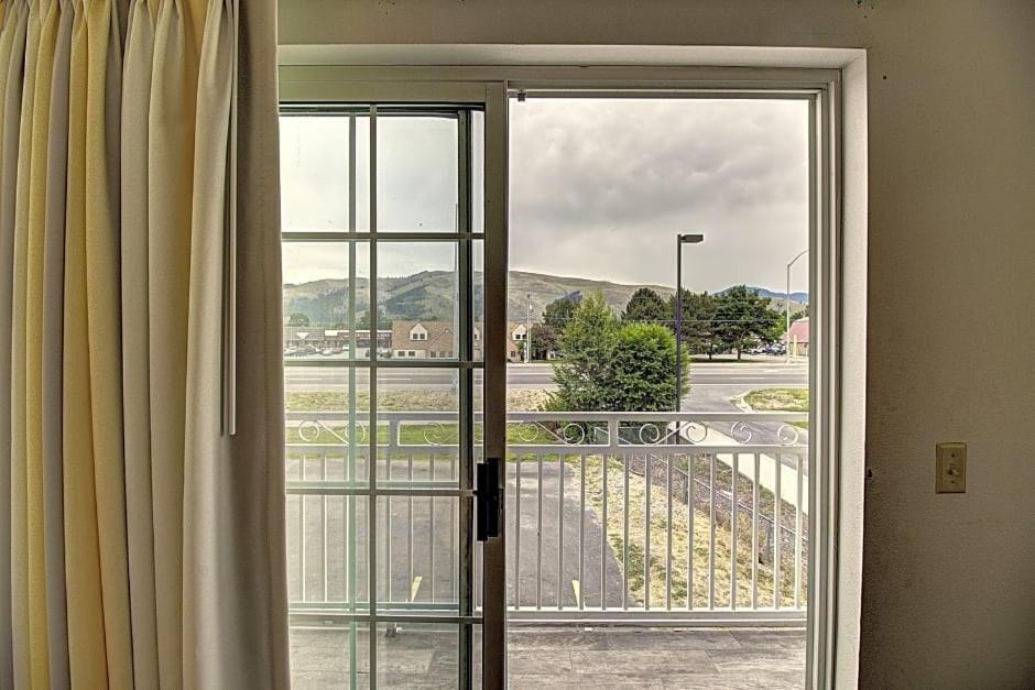 Days Inn & Suites By Wyndham Lolo Exterior foto